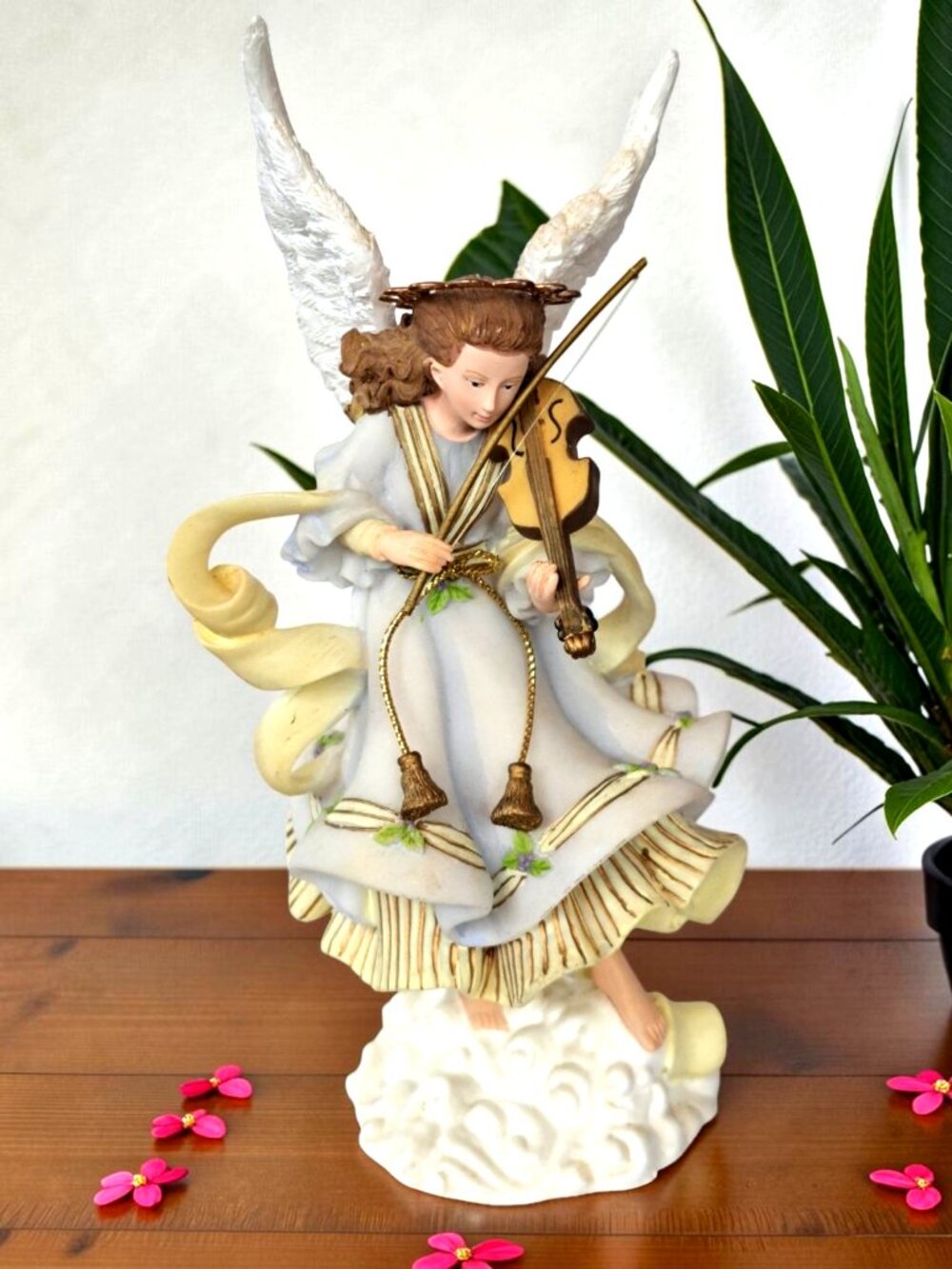 Angels Beside Me SANDRA GUARDIAN OF FRIENDSHIP Figurine Nutshell Designs